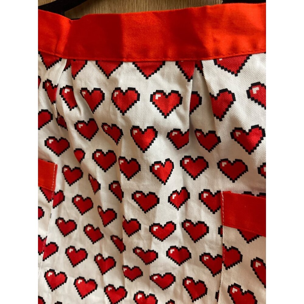 Wilton Rosanna Pansino Half Apron Red Pixel Heart Pockets Retro Kitchen New - Picture 4 of 8